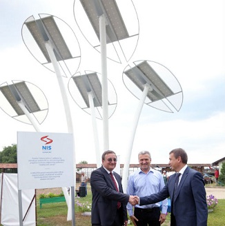 NIS poklonio solarno led drvo školi u Kanjiži