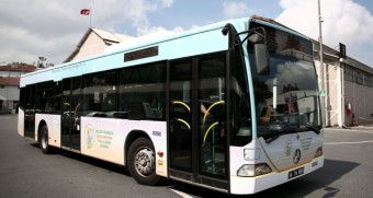 İETT, tavanındaki güneş panelleriyle ihtiyaç duyduğu elektriği karşılayan ilk otobüsünü tanıttı. (Ahmet Bolat - Anadolu Ajansı)