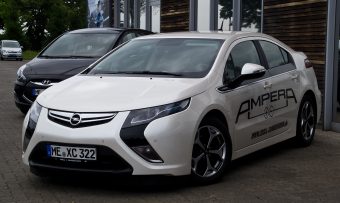 Opel_Ampera_ePionier_Edition_–_Frontansicht,_9._Juli_2012,_Heiligenhaus
