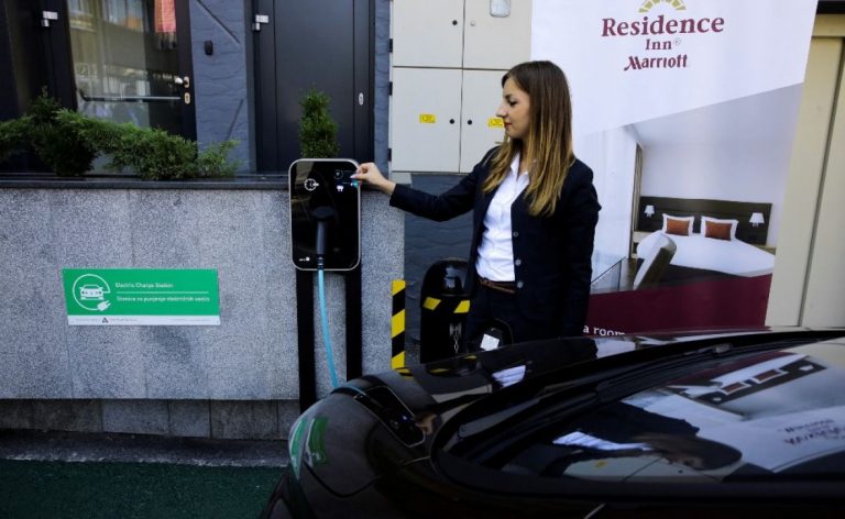 Sarajevo dobilo stanicu za punjenje električnih automobila