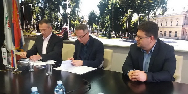 potpisivanje-ugovora-u-sremskoj-mitrovici-foto-zivan-negovanovic-jpg_660x330