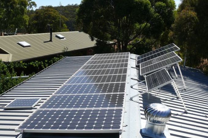 Makiš planira da postavi solarne panele na krovovima