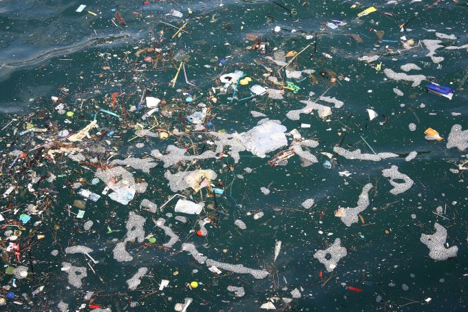 PORAŽAVAJUĆE: Do 2050. morima i rekama će plivati više plastike nego riba