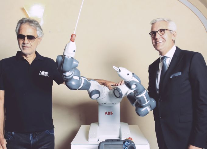 PRVI ROBOT MAESTRO: ABB-ov YuMi debitovao kao dirigent slavnom Andrei Bočeliju i orkestru Filharmonije “Lucca” (FOTO) (VIDEO)