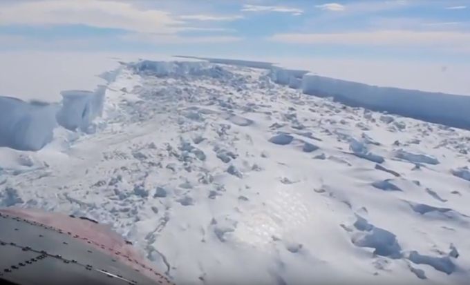 STRUČNJACI ZABRINUTI: Ogromni ledeni breg koji se otcepio od Antarktika sad je počeo i da se kreće (VIDEO)