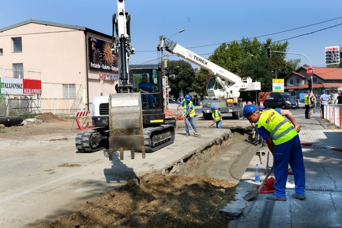 ZEMUN: U toplovod u Banatskoj uloženo 120 miliona dinara, radovi gotovi do kraja meseca (FOTO)