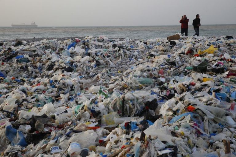 Oluja donela talas smeća na obalu nedaleko od Bejruta