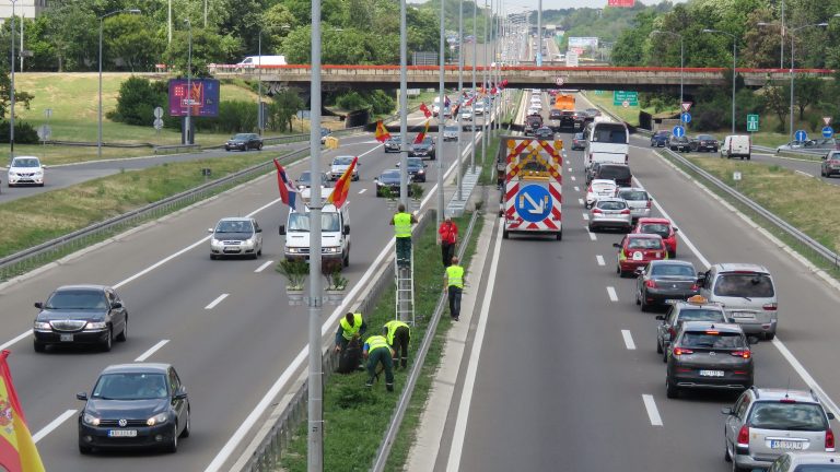 Saksije sa cvećem duž auto-puta i u najprometnijim beogradskim ulicama