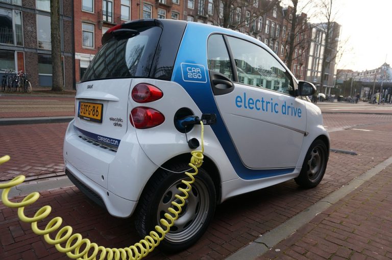 Merkel pozvala Evropu da podrži razvoj električnih vozila