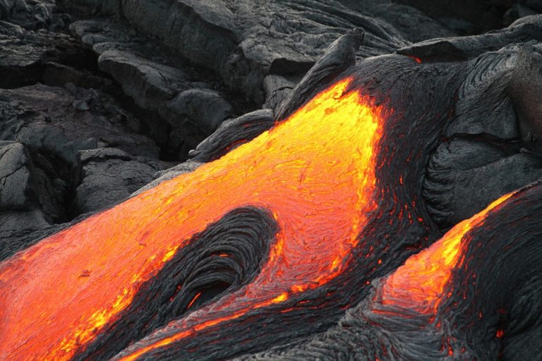 Havaji: Vulkanska lava ušla u okean, gasovi opasni po zdravlje