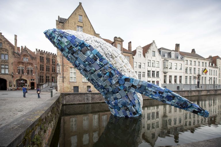 Kit težak pet tona „izronio“ iz kanala u belgijskom gradiću Brižu (VIDEO)