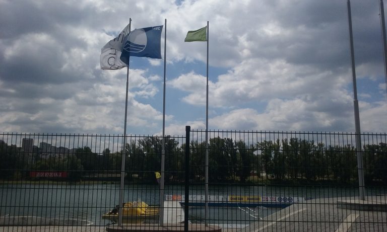 Plava zastava na jarbolu Ade Ciganlije