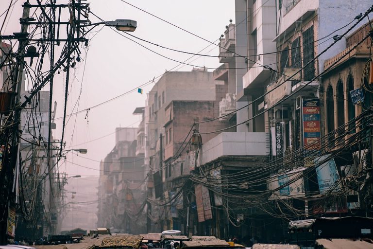 Vatrogasci u Indiji bacaju vodu sa vrhova zgrada kako bi ublažili zagađenje vazduha