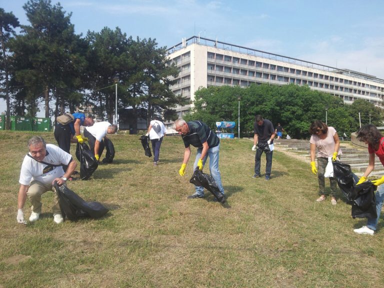 Funkcioneri i zaposleni Gradske uprave Beograda čistili deo desne obale Dunava