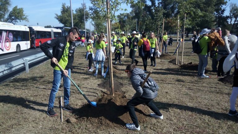 Oko 500 mališana iz 18 država posadilo je mlada stabla u parku Ušće