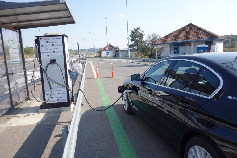 U Srbiji prodato 150 električnih vozila i oko 250 hibridnih, neophodno više punjača