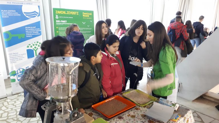 Na Festivalu nauke deca reciklirala upotrebljenu Tetra Pak ambalažu