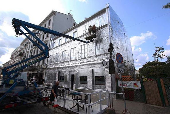 Zašto je poljski umetnik napuštenu zgradu u srcu Varšave obložio aluminijumskom folijom?