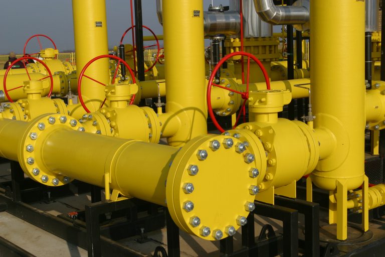 „Gazprom“ puni skladišta po Evropi, pada cena gasa na berzama
