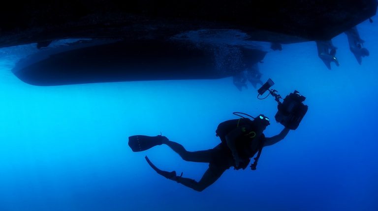 Plastična kesa i omoti od bombona na nadubljoj tački planete