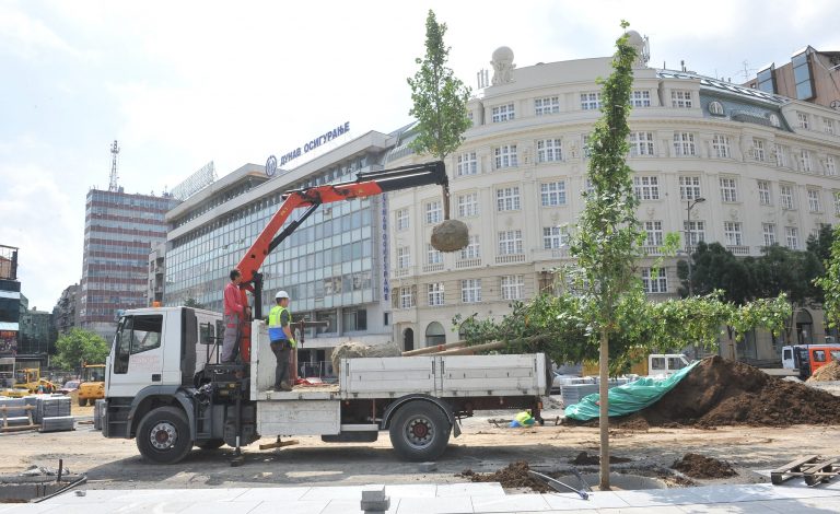 Posađena prva stabla na Trgu republike u Beogradu