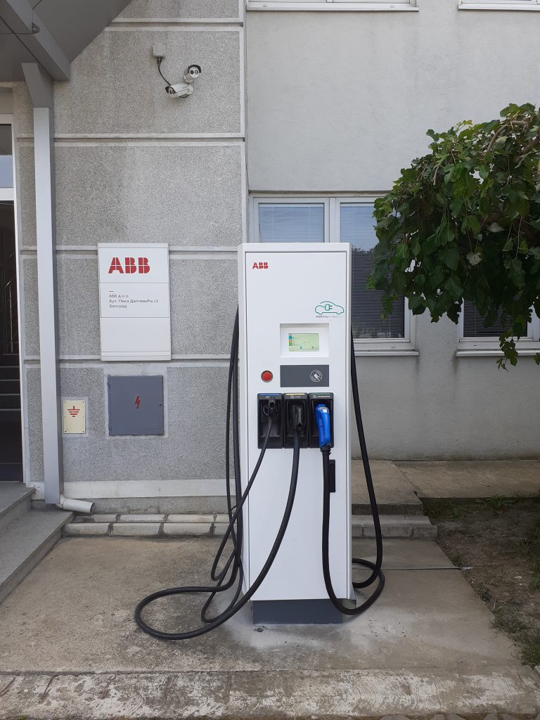 Novi brzi punjač na parkingu kompanije ABB u Beogradu
