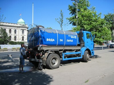 Zbog visokih temperatura cisterne s vodom za piće na trgovima Beograda