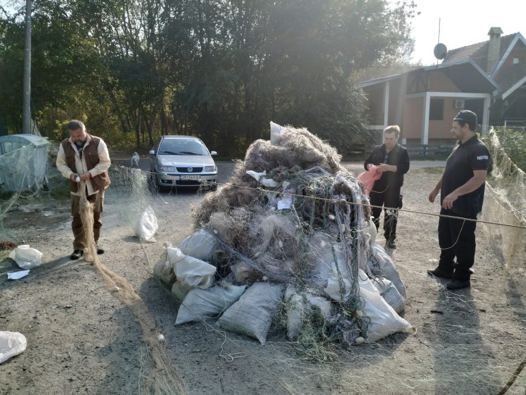 Uništavanje zaplenjenih mreža i alata za ilegalni ribolov na ušću Tise u Dunav