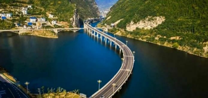 Kinezi napravili auto-put koji prati liniju reke