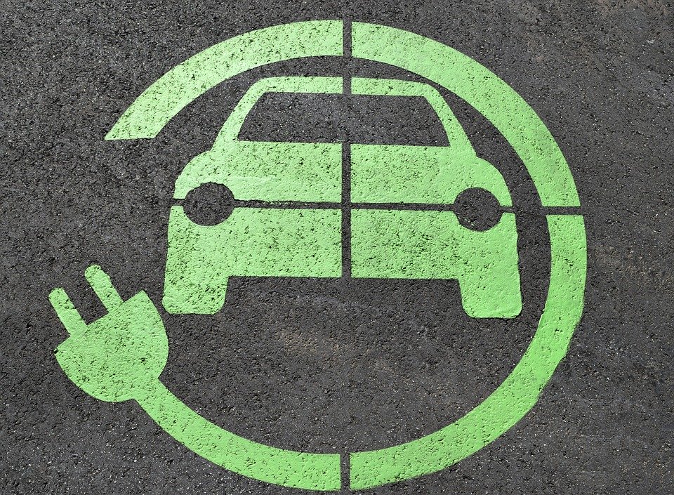 electric_charge_car_električni_automobil