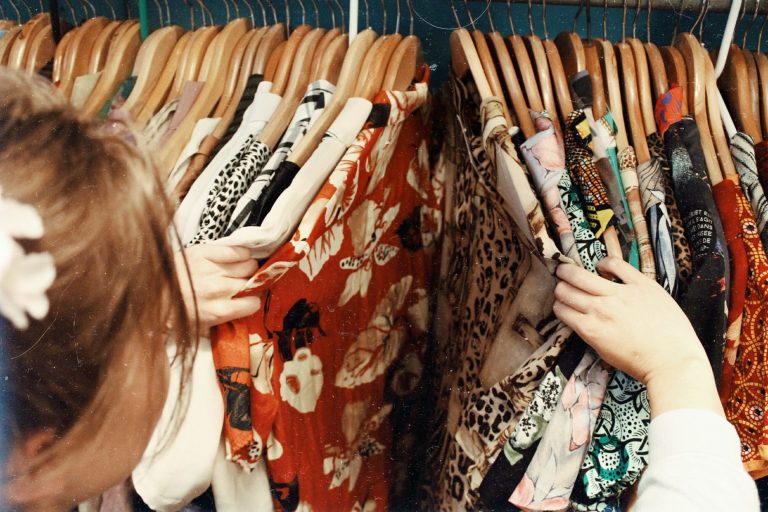 Brza moda – jedna osoba u Srbiji za godinu dana kupi 12 kilograma odeće