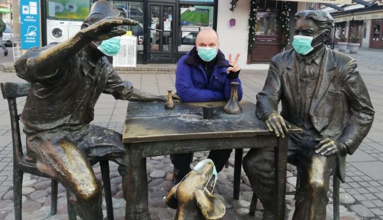 Spomenici u Nišu dobili maske zbog alarmantnog zagađenja vazduha