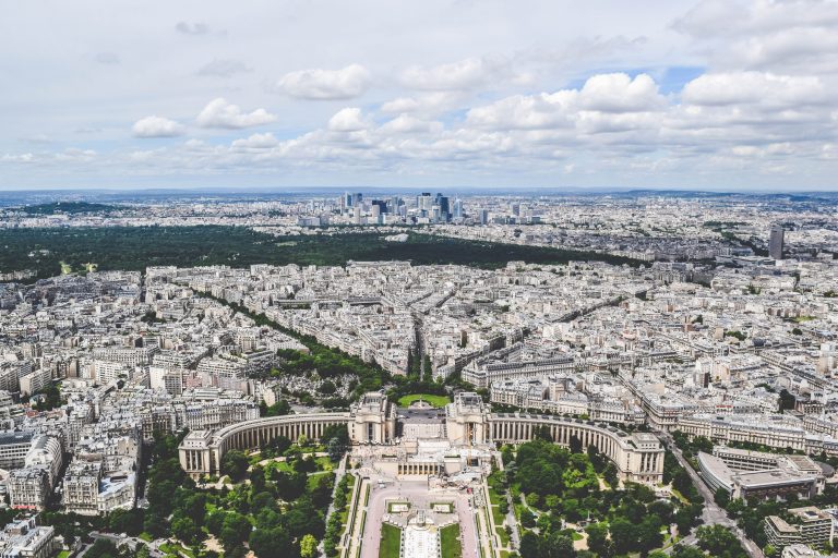 Pariz uklanja 140.000 parking mesta i tu sadi drveće