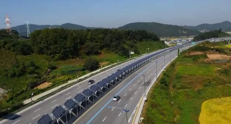 Solarni paneli iznad biciklističke staze napajaju rasvetu na auto-putu!