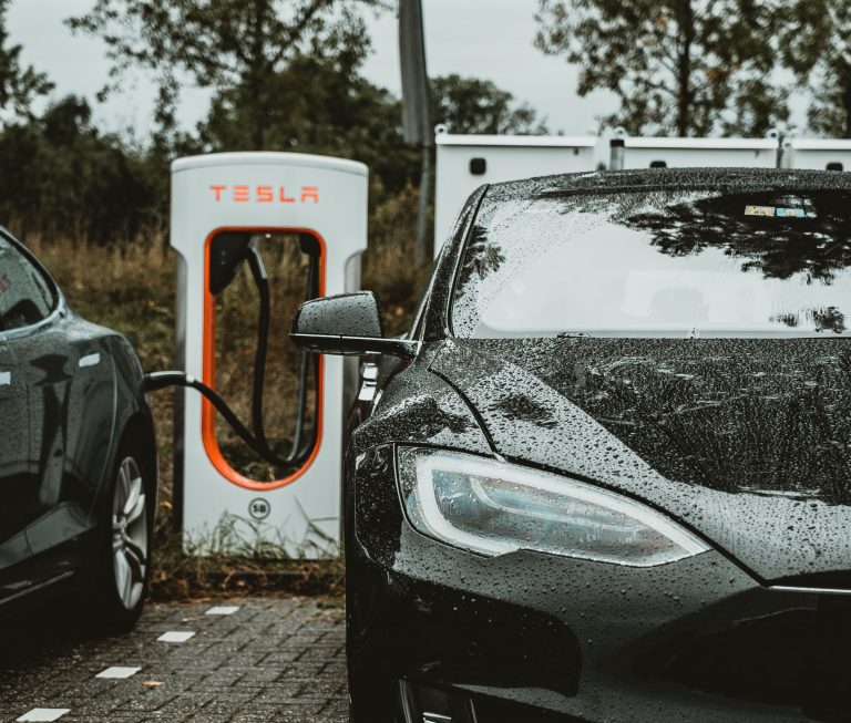 „Tesla“ otvorio prvu solarnu punionicu za e-automobile u Kini