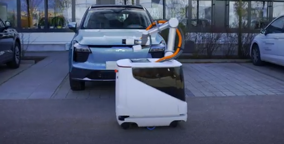 Robot Karl samostalno puni električne automobile
