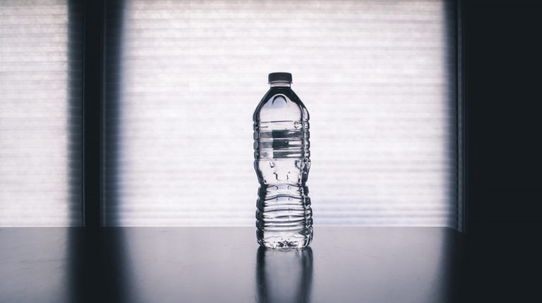 Flaširana voda sadrži do 100 puta više nanočestica plastike govore istraživanja