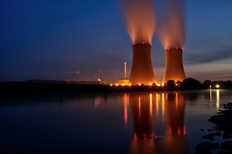 Velika Britanija najavila izgradnju osam novih nuklearnih reaktora i više vetroelektrana