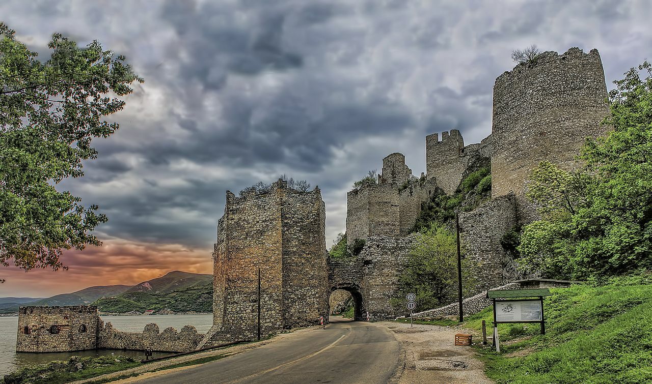 Голубачка_тврђава_у_сутон