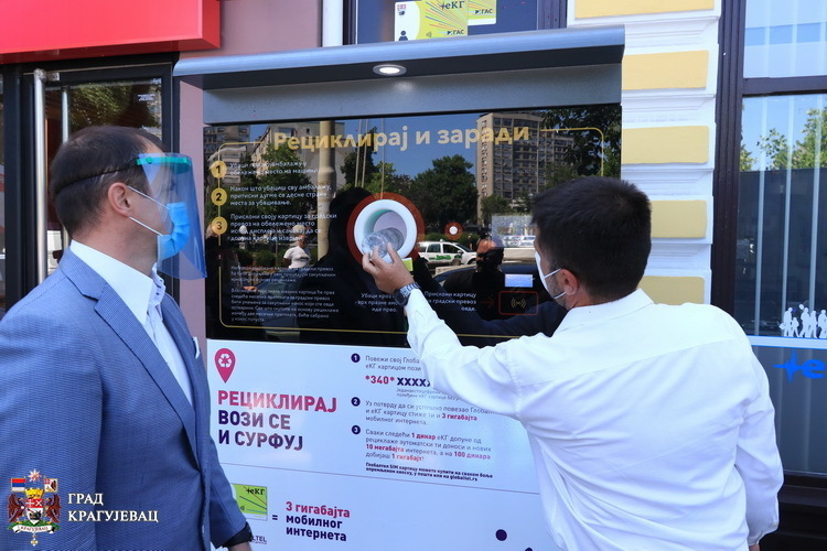 Kragujevac dobio prvi reciklomat u Srbiji koji isplaćuje novac za predatu ambalažu