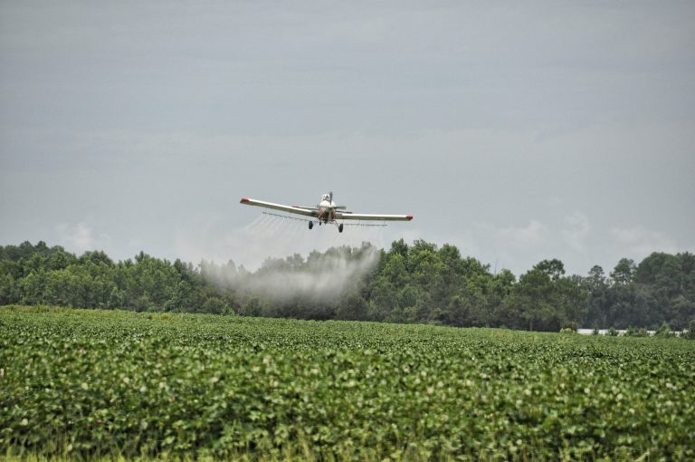 Poljoprivrednici traže dozvole da dronovima prskaju useve u EU