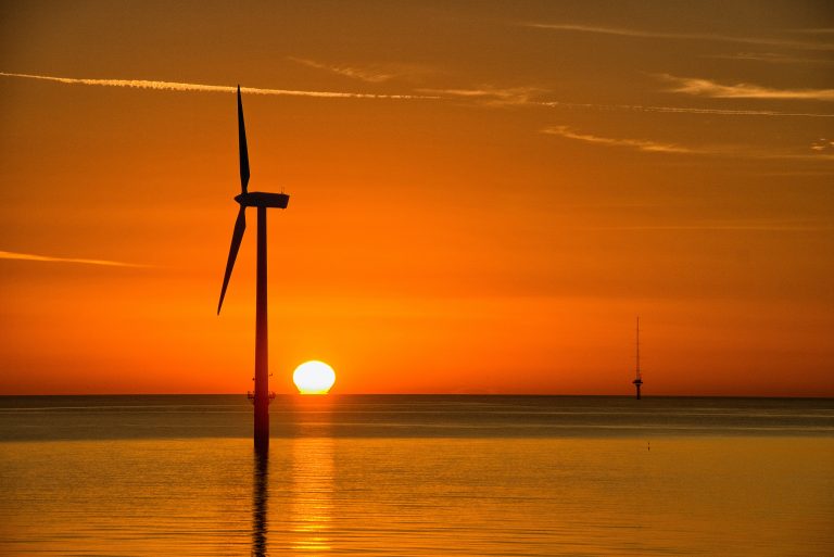 Kojih 10 zemalja ima najveći kapacitet vetroelektrana na moru?