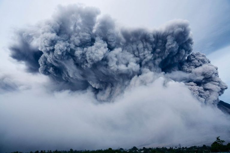 Snažna erupcija vulkana Bezimeni na Kamčatki