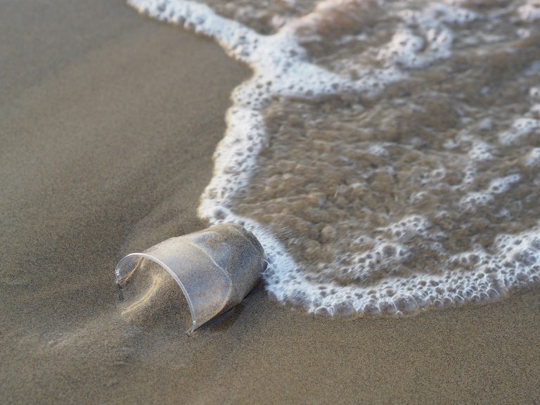 Na dnu okeana i do 11 miliona tona plastike