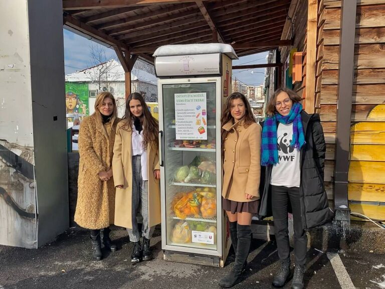 Klimatske aktivistkinje postavile Zajednički frižider u Beogradu