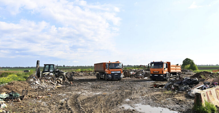 Počelo uklanjanje divlje deponije u Batajnici, Grad traži strože kazne