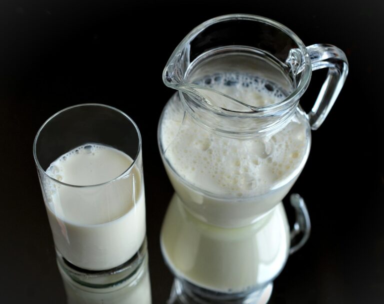 Nestašica mleka u Srbiji izazvana katastrofalnim položajem proizvođača, ugrožene i mlekare