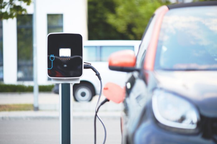 electric-car-električni-auto-punjenje