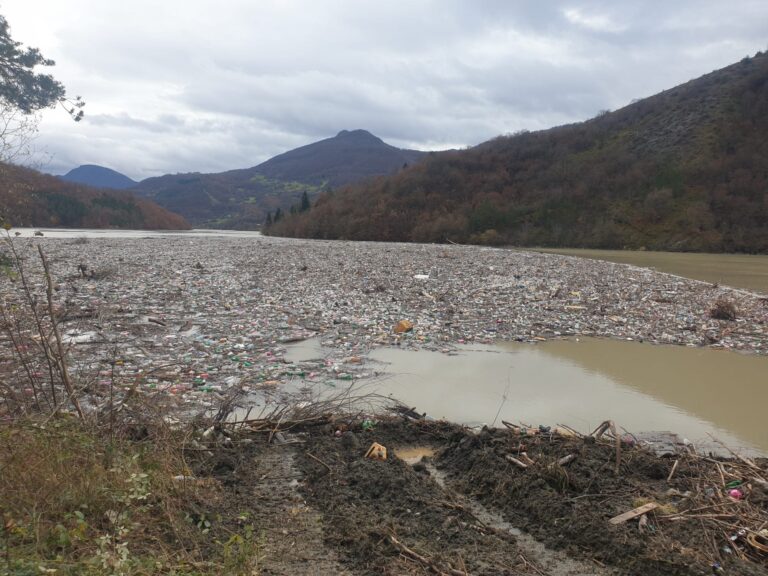 Sprovedena akcija uklanjanja plutajućeg otpada iz reke Lim