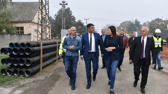 Vujović obišla radove na izgradnji kanalizacione mreže u opštini Pećinci